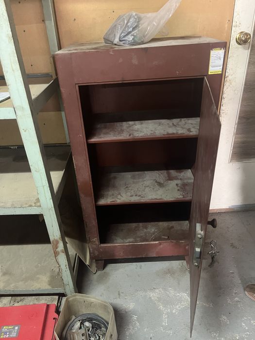 Сейф для хранение архива.