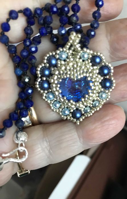 Colier handmade din lapis lazuli fatetate si pandant  cu rivoli
