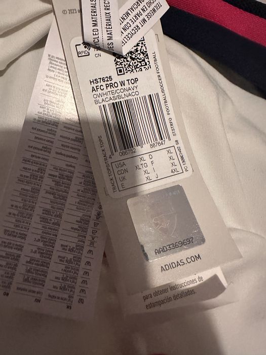 Продавам спортен екип Adidas