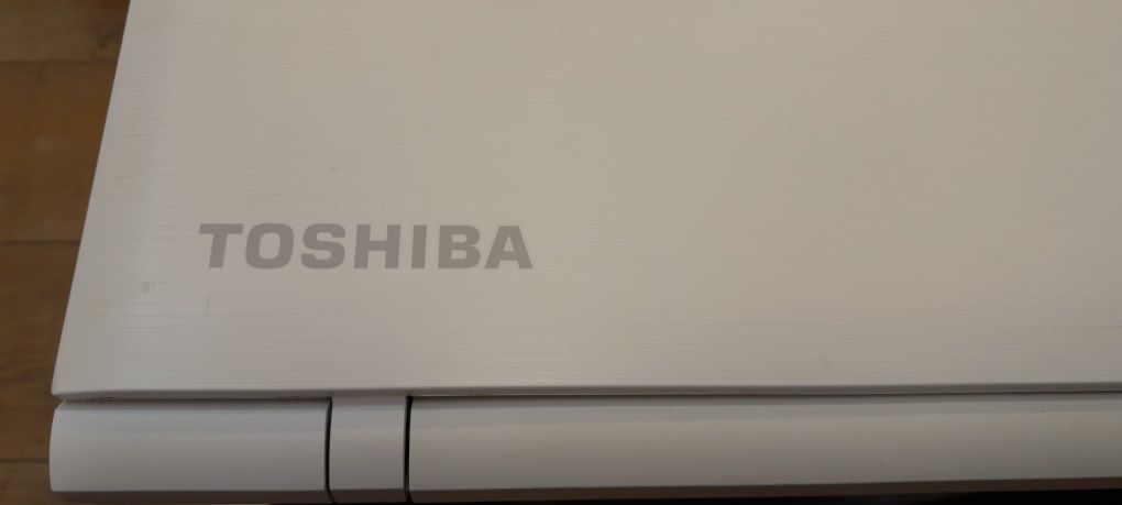 Laptop i3 Toshiba impecabil display de 17,3 "