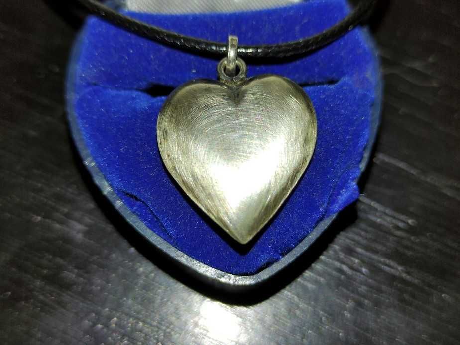 Ideal pentru un cadou frumos. Medalion QUEEN of HEARTS, argint 925