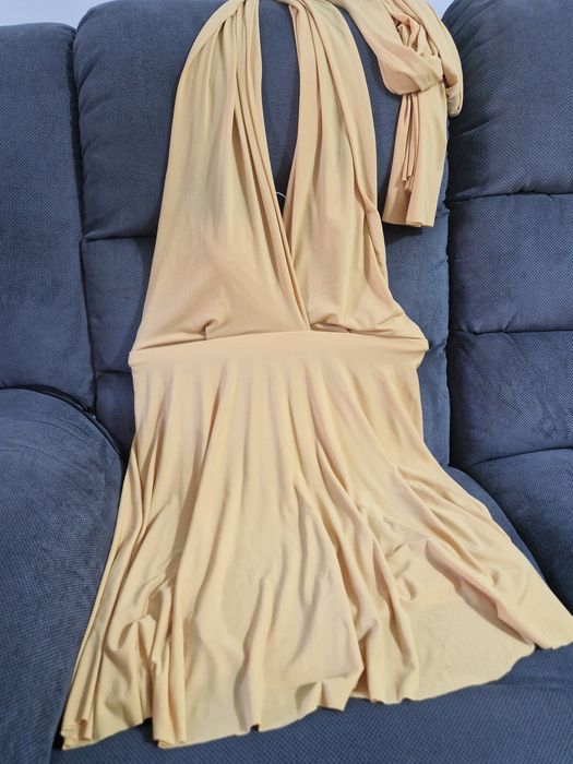 Rochie care se poate face in mai multe feluri