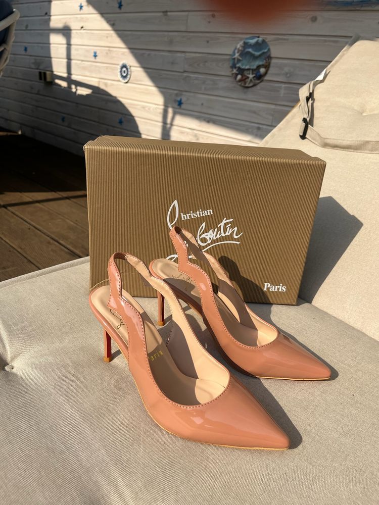 Louboutin бежави токчета