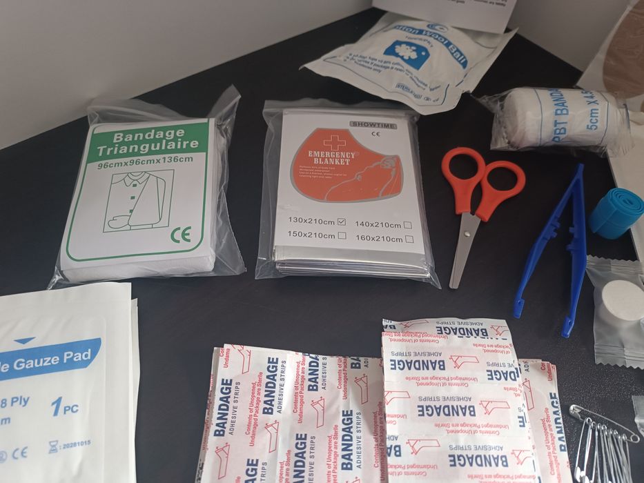 Kit de prim ajutor format din 129 elemente