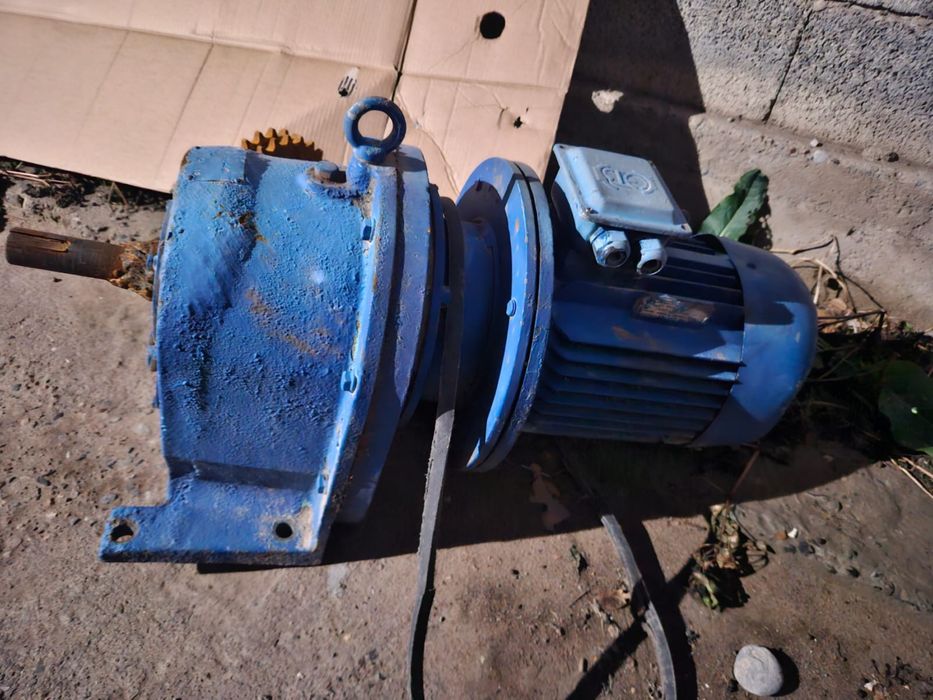 Электродвигатель с редуктором и звёздочками