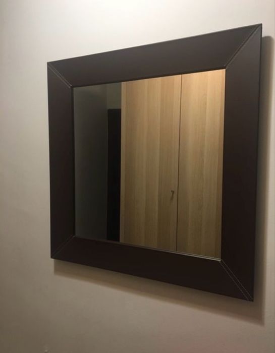 Огледало с кожена рамка