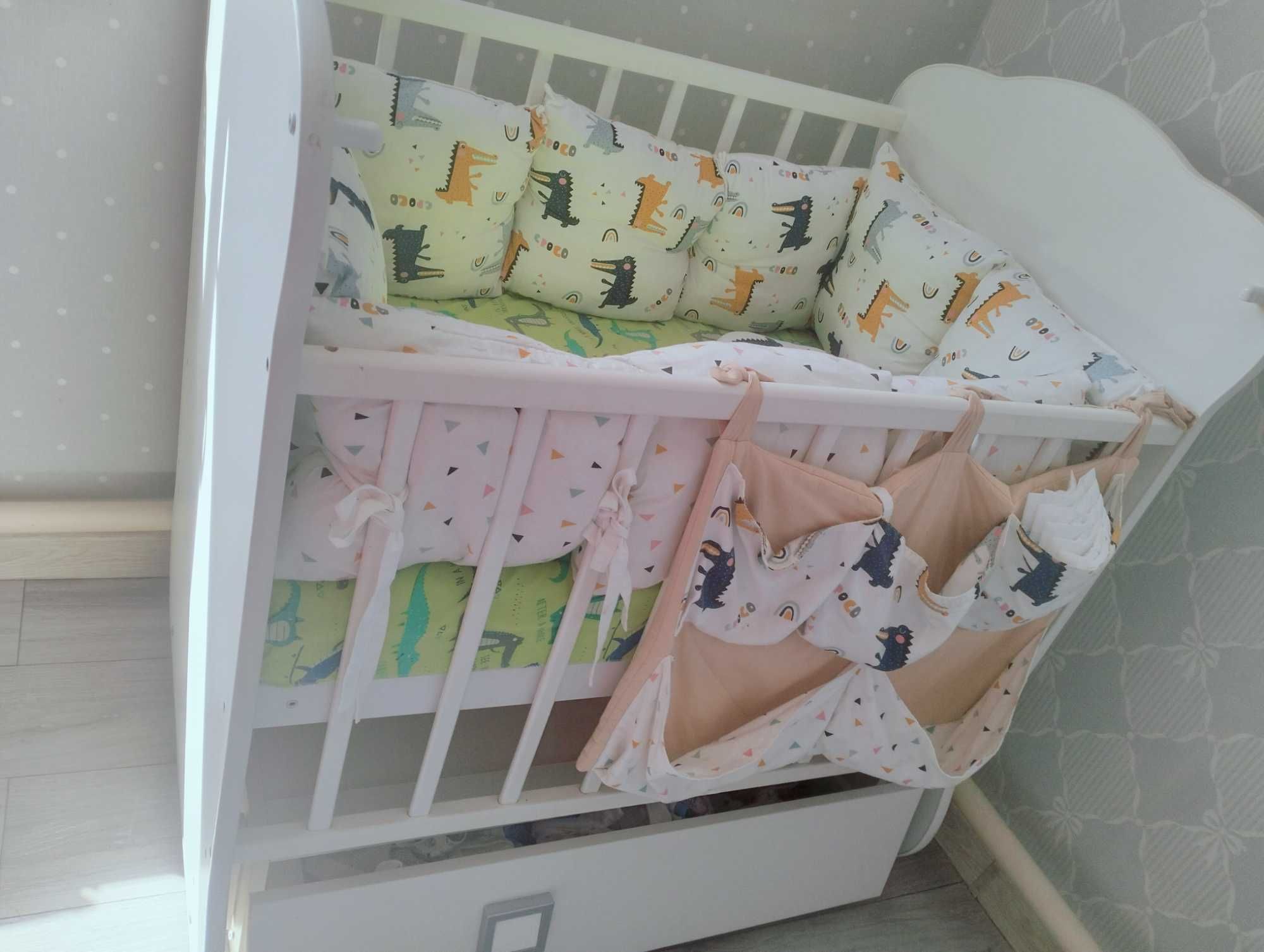 Манеж кровать новый, касается полка для одежды ребенка