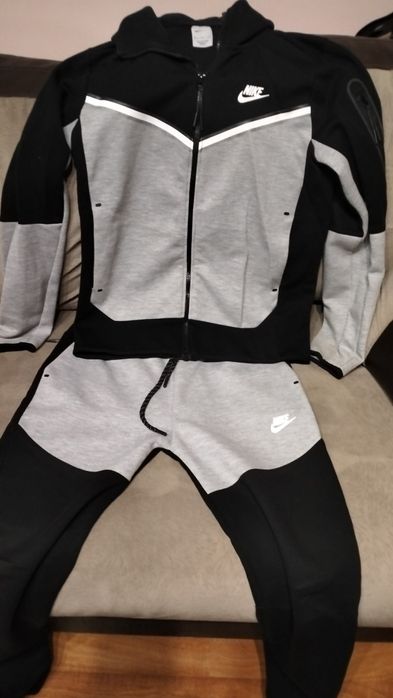 Super preț trening Nike tech