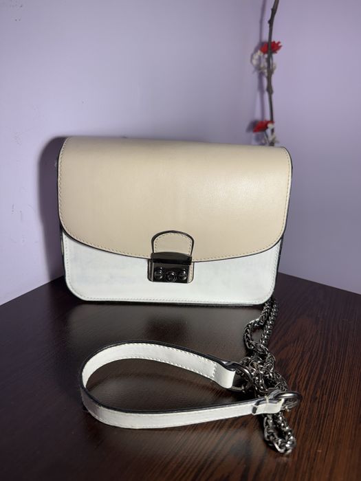 Бяла чанта.