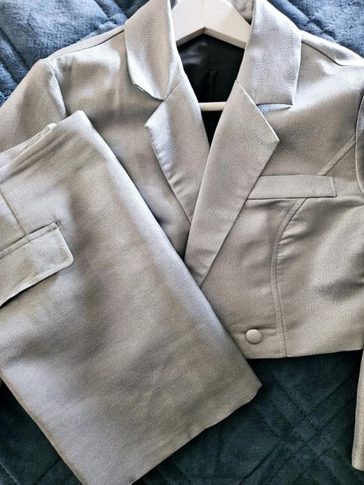 Сребрист дамски костюм