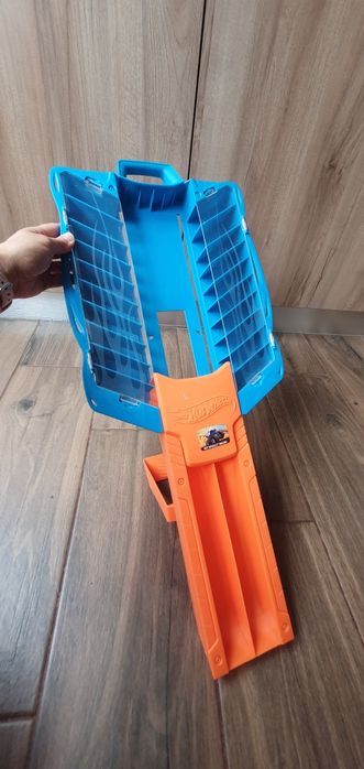 Hot wheels писти, автовоз и над 70 колички
