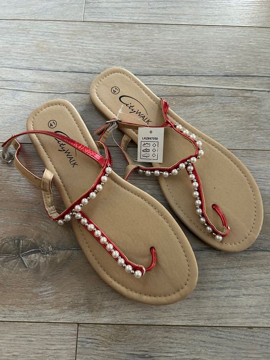 Продавам сандали