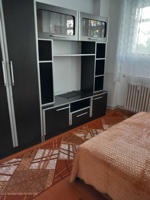 Inchiriez apartament 3 camere , decomandat.