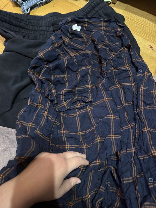 Продавам чанта със женски дрехи и обувки