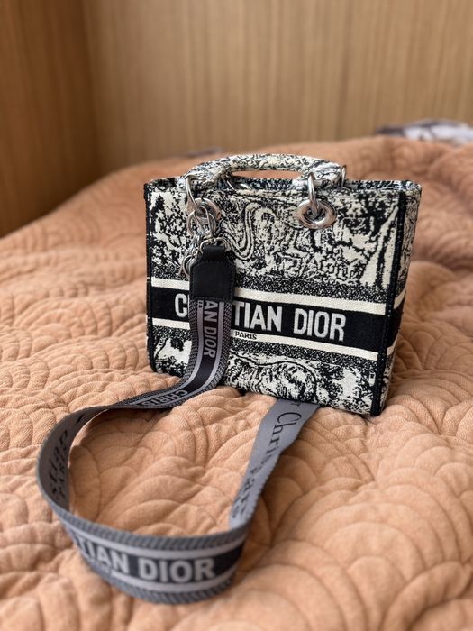 Geanta de mana sau umar, eleganta