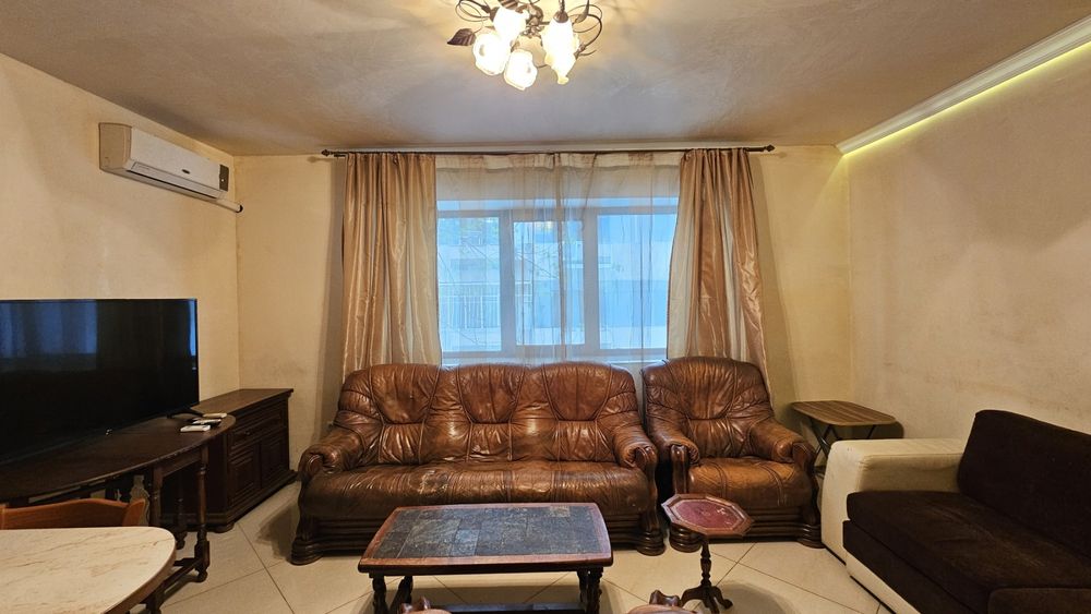 Дава се под наем Тристаен апартамент в Варна, Център - 100 кв.м за 611.49 € - Снимка #1