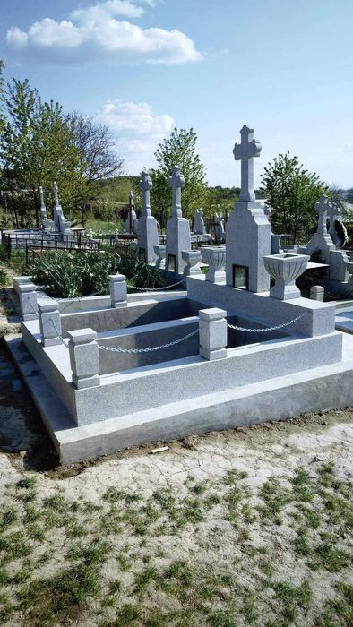 Monumente funerare iasi