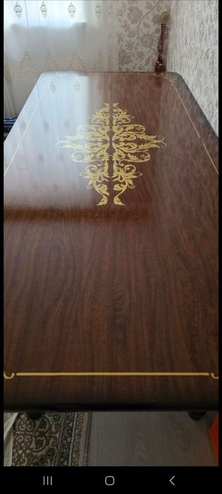 Продаётся стол гостиной