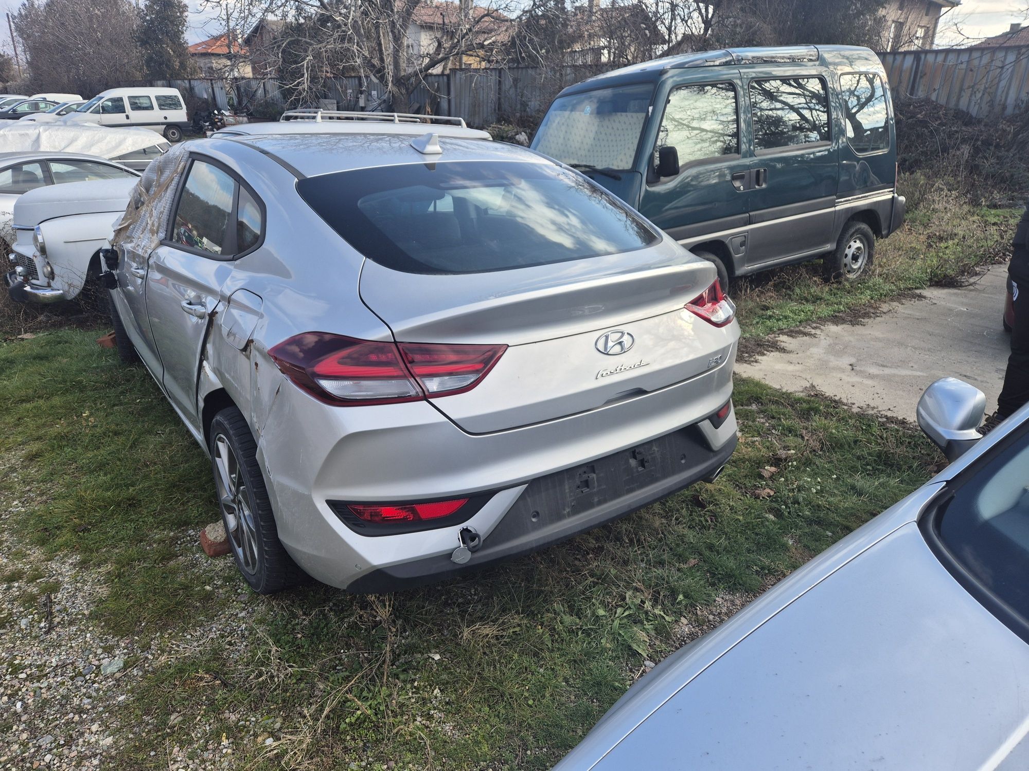 Продавам на части