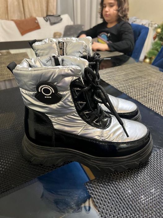 Дамски боти………..