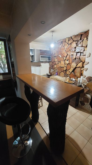 Lavoar masiv din piatra și decorațiuni vechi