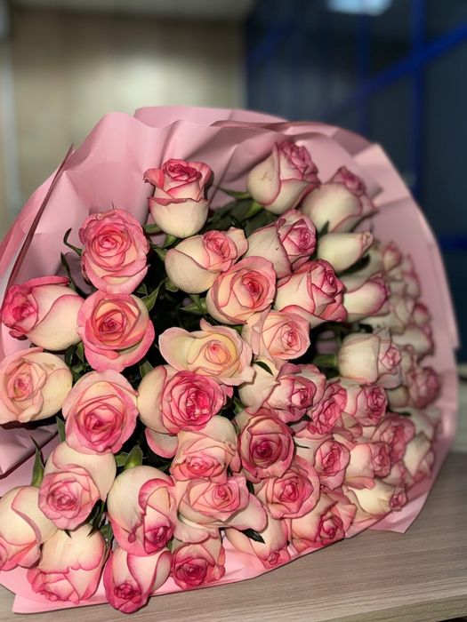 Свежие Розы белые с розовым оттенком 51шт г.Шымкент