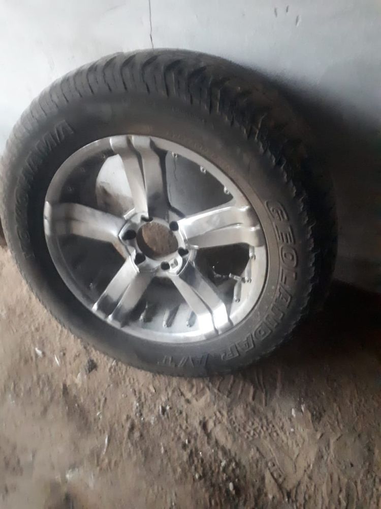 Продам комплект шин с дисками 5 штук. R20