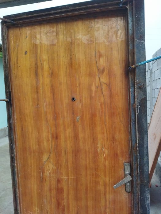 Kvaryiradan chiqqan ikkita temir eshik,juda mustahkam.