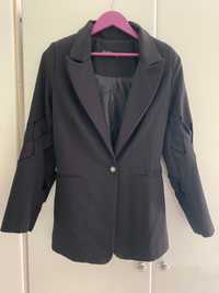 Чисто ново черно сако с ефектен ръкав.