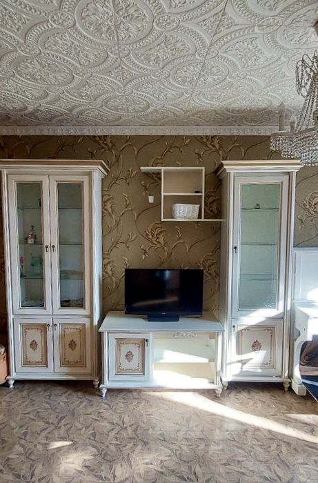 Шкаф с прозрачными дверьми/ сервант/ горка стенка в хорошем состоянии