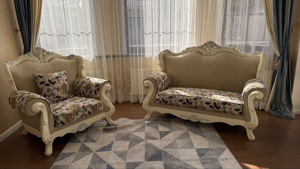 Изумительный коплект классических диванов