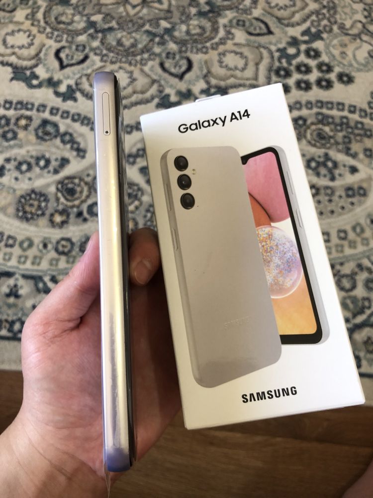 Продам Samsung Galaxy A14 4/64G 2024год почти новый все работает идеал