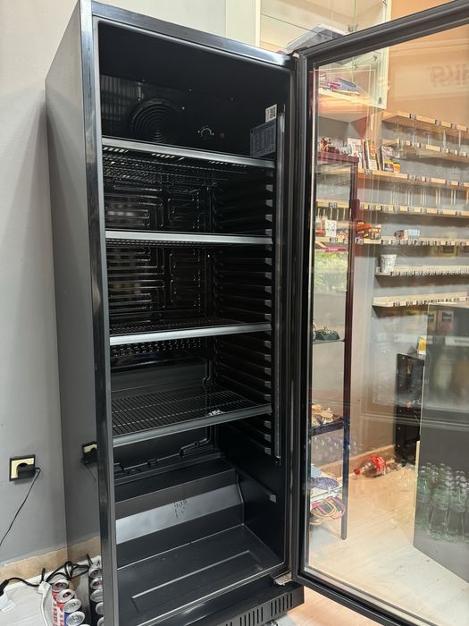 Продава се хладилна витрина