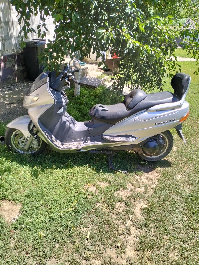 Vând un scuter Suzuki burgman 250cc
