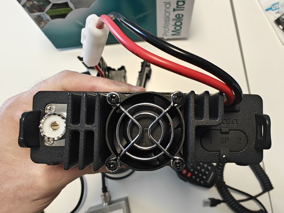 Statie Radio Wouxun KG-UV980P Quad-Band 50W cu accesorii de instalare