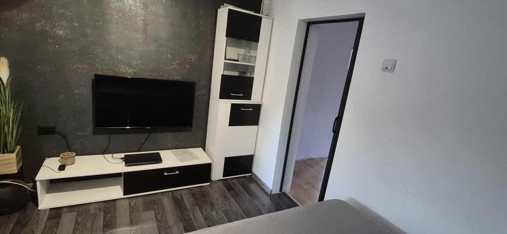 Mobila dormitor  alb negru