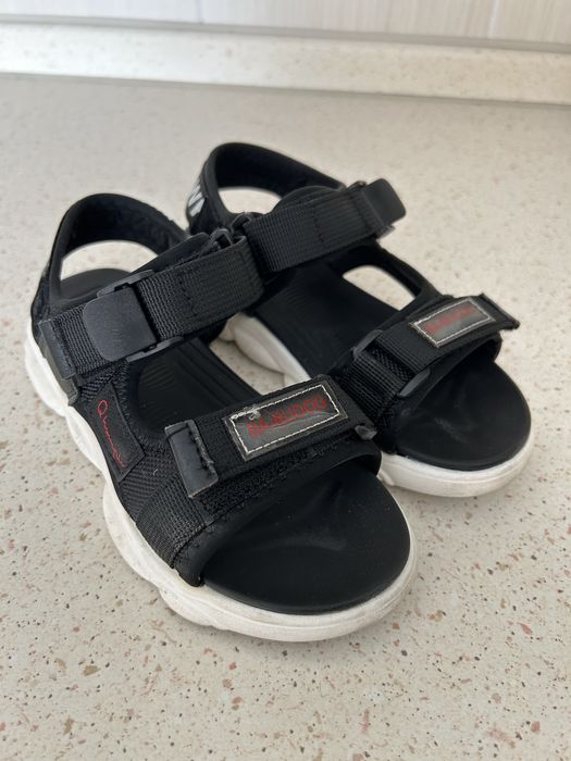 Сандали на мальчика в отличном состоянии
