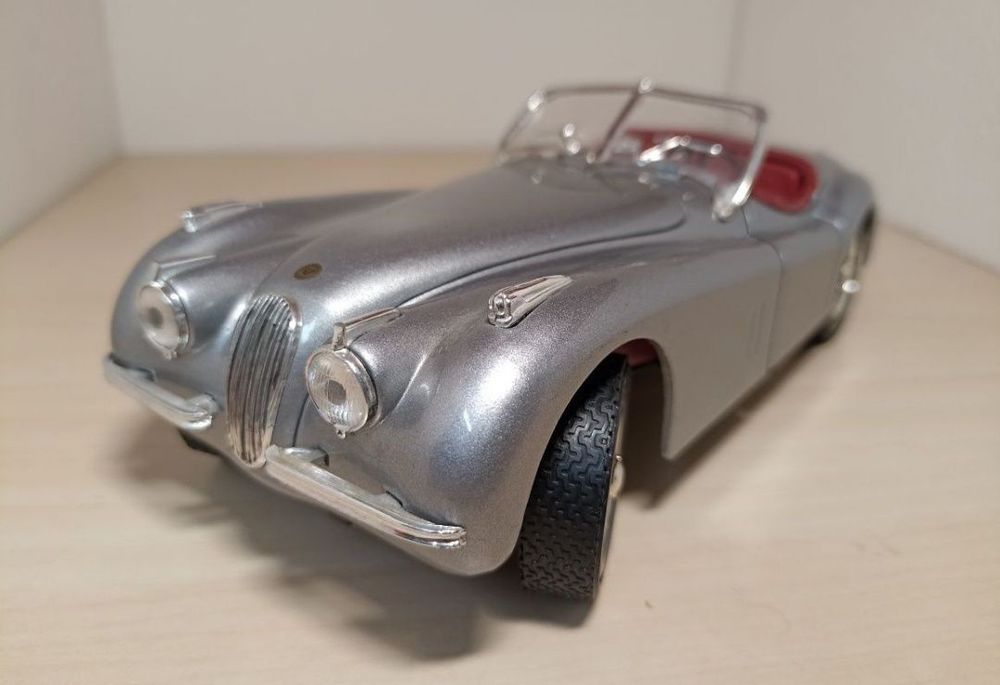 Jaguar XK120
Scara 1:18
Produs de ERTL 

Pozele reflectă realitatea. S