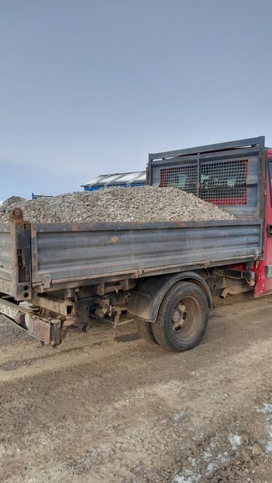 Piatra pământ negru  nisip etc.