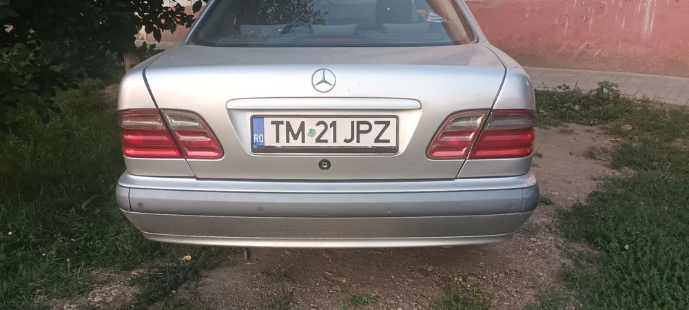 Vând Mercedes E200