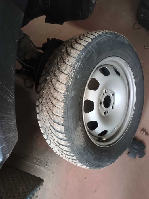 Vând 3 anvelope 215/65/R16