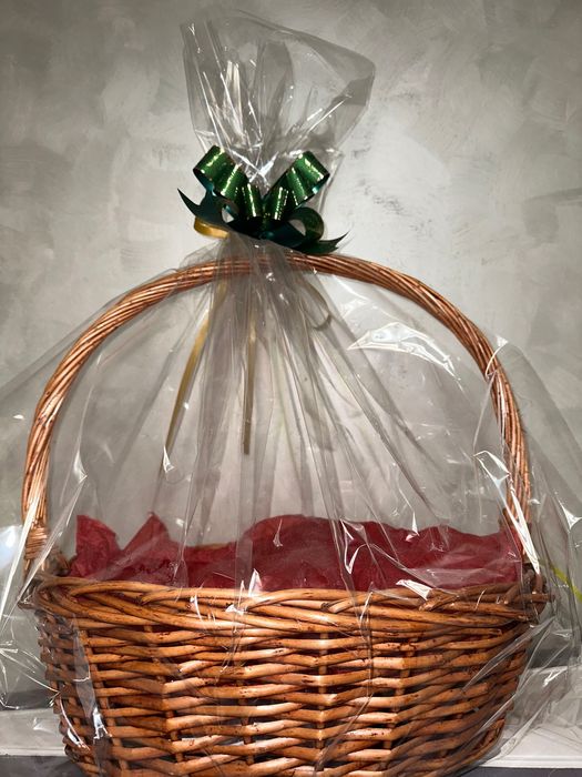 Красива плетена подаръчна кошница