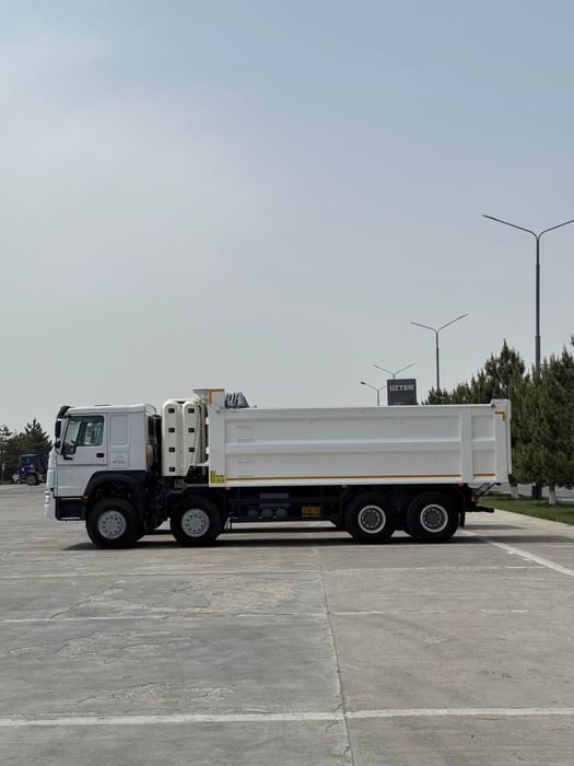 Sinotruk Howo 380 (32T) 8*4 CNG