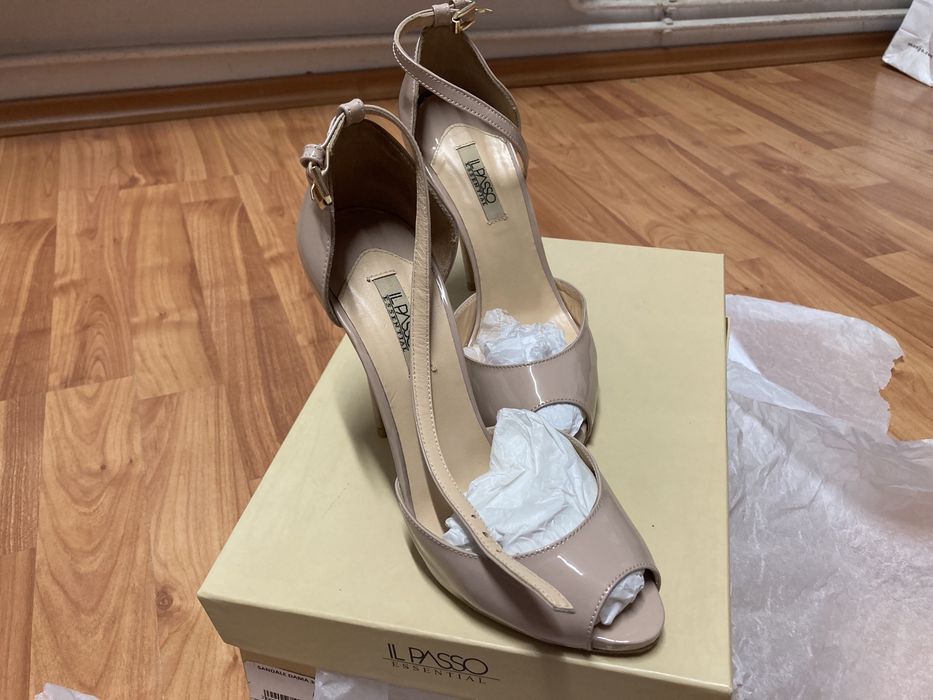 Vand sandale din piele naturala elegante! Purtate o singura data!