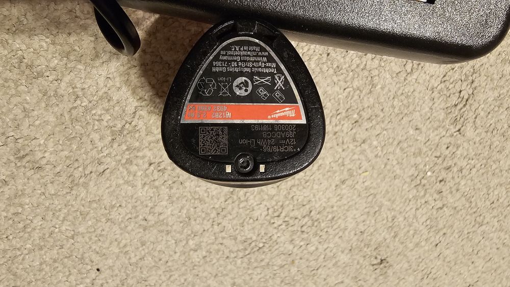 Acumulator 12v/2Ah si incarcator Milwaukee  perfect functionale.