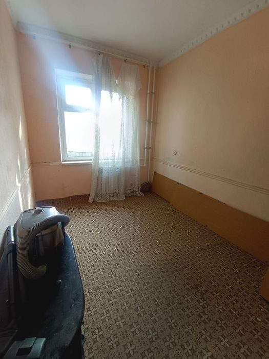 Продаётся 3х ком квартира в чирчике 3 мкн 1 этаж дом кирпичный