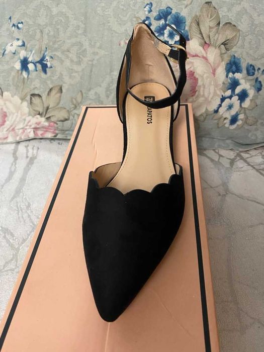 Черни велурени сандали