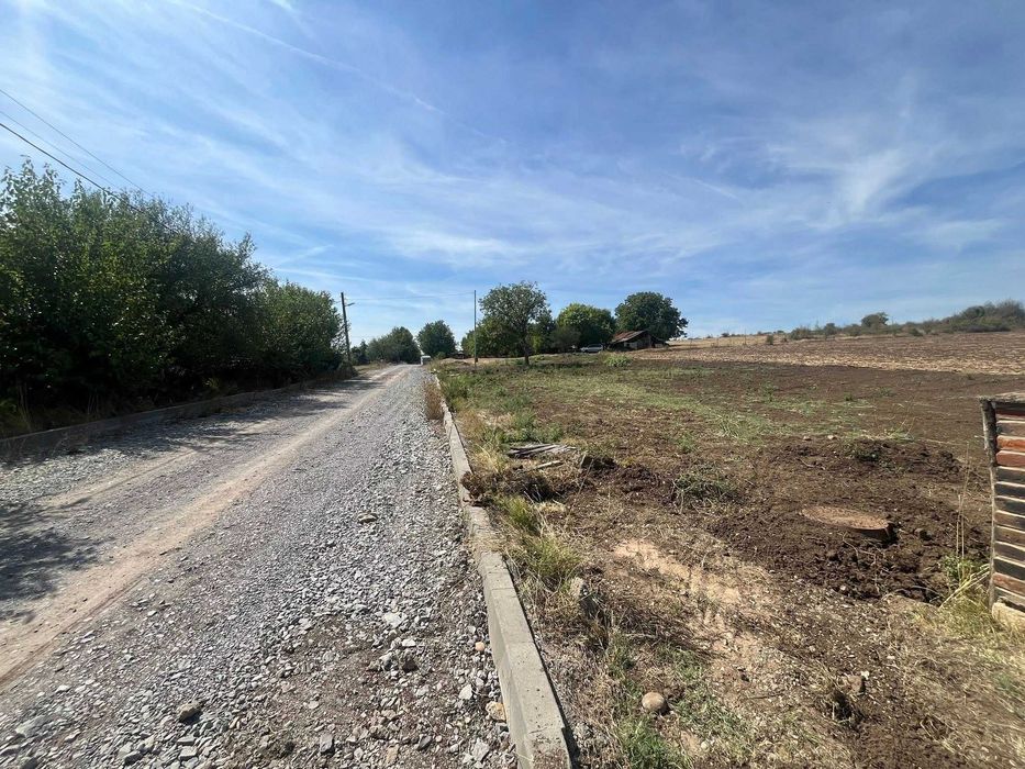 Продава се атрактивен имот (УПИ) - 1240 кв.м. в с. Ерден, обл. Монтана