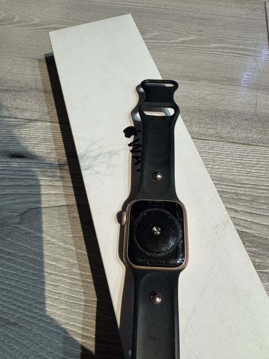 Apple watch 5  ROSE GOLD