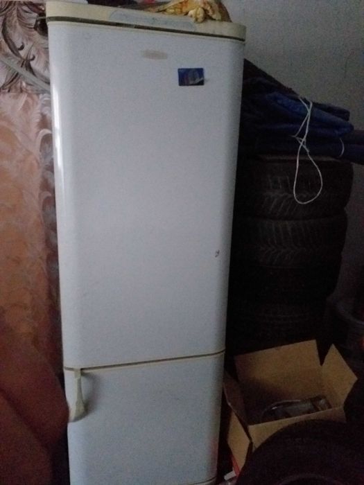 Продается Холодильник Бирюса не морозит ,мотор работает
